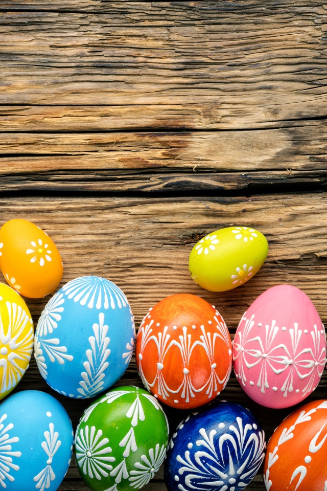 Разноцветные яркие яйца с орнаментом на Пасху 