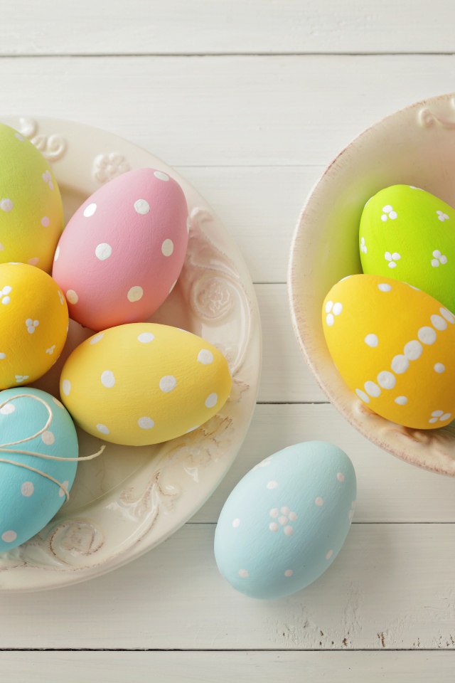 Две тарелки с разноцветными пасхальными яйцами