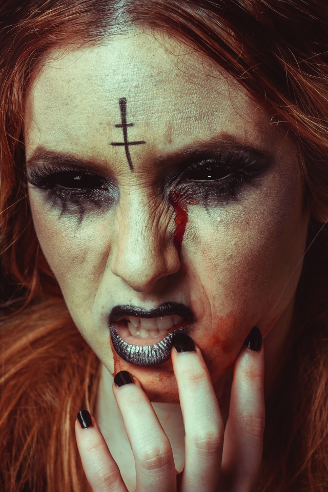 Девушка с гримом на Хэллоуин на черном фоне