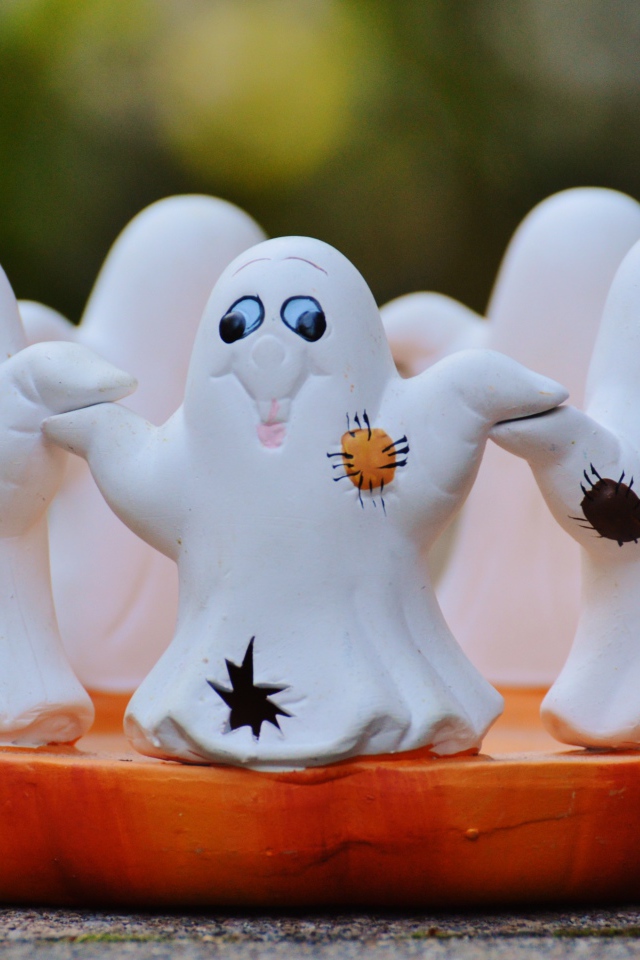 Статуэтка привидения на праздник Хэллоуин