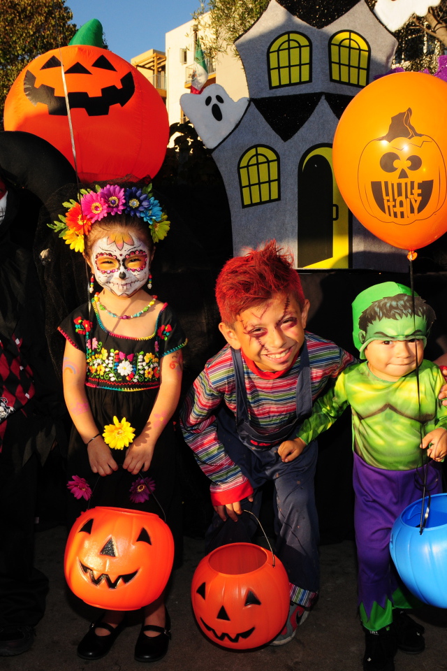 Маленькие дети в костюмах на праздник Хэллоуин