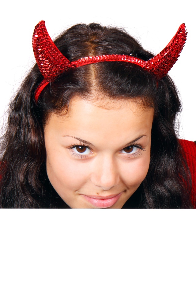 Жгучая чертовка на белом фоне на Хэллоуин