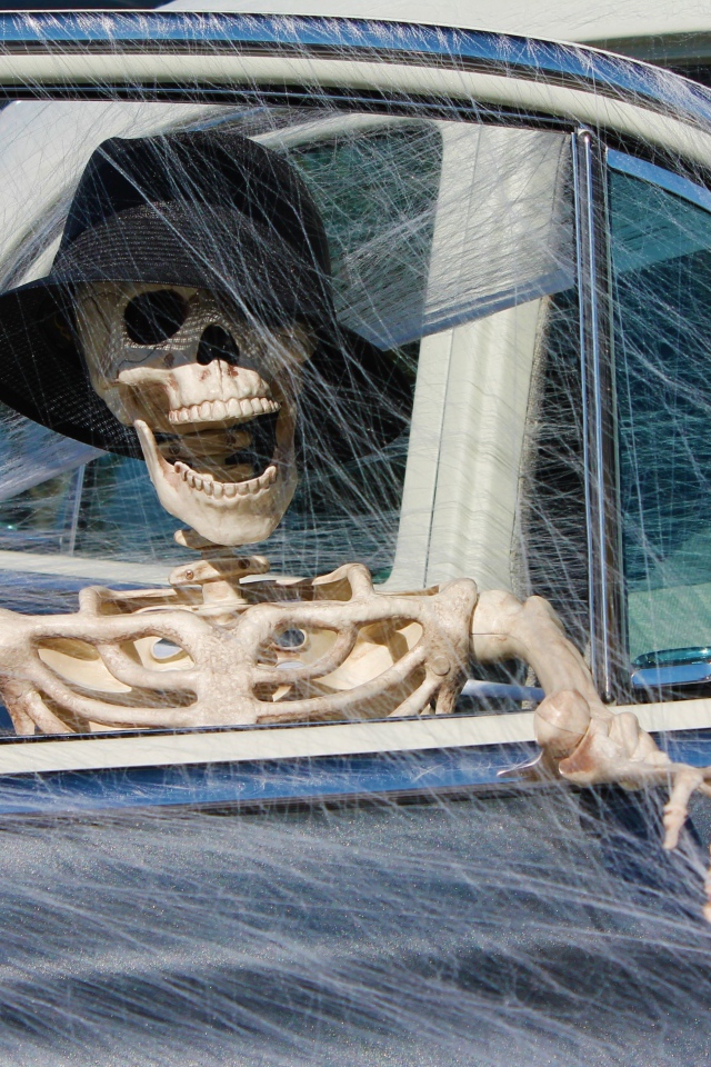 Скелет в машине с паутиной декор на праздник Хэллоуин