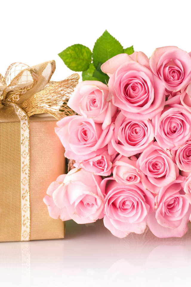 Большой букет розовых роз и подарок на 8  марта