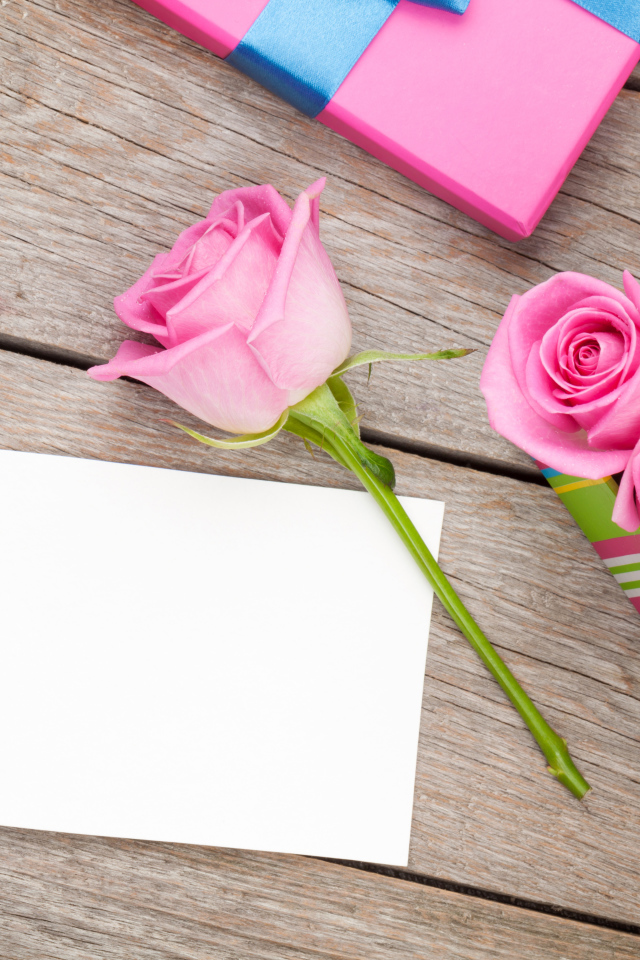 Букет розовых роз и лист бумаги фон для открытки на 8 марта