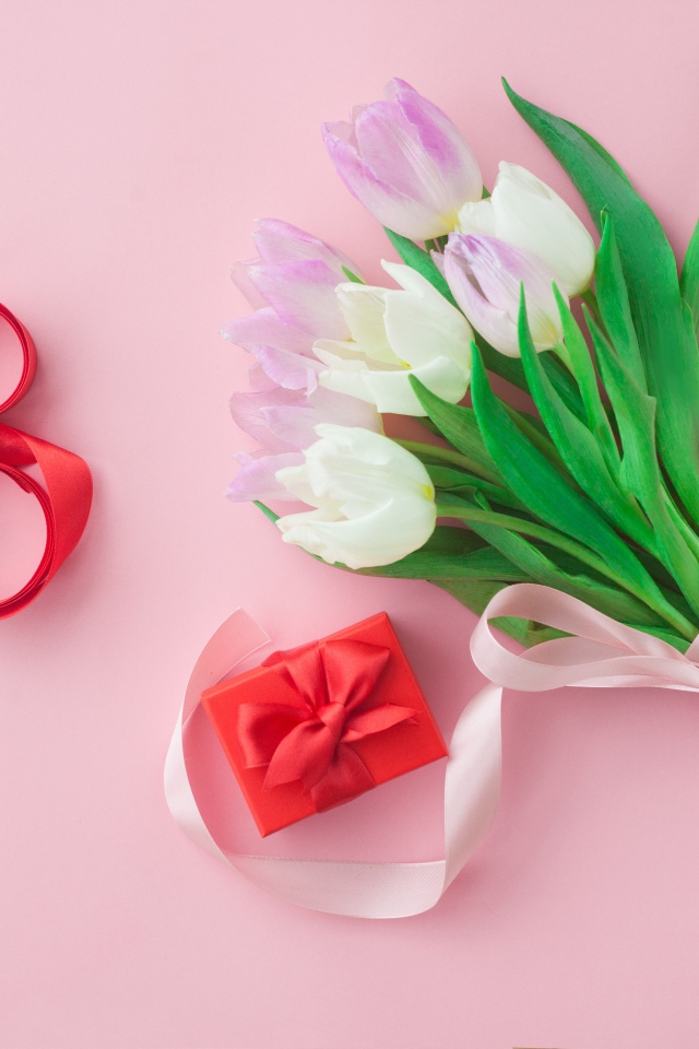 Букет розовых тюльпанов и подарок с лентами на международный женский день