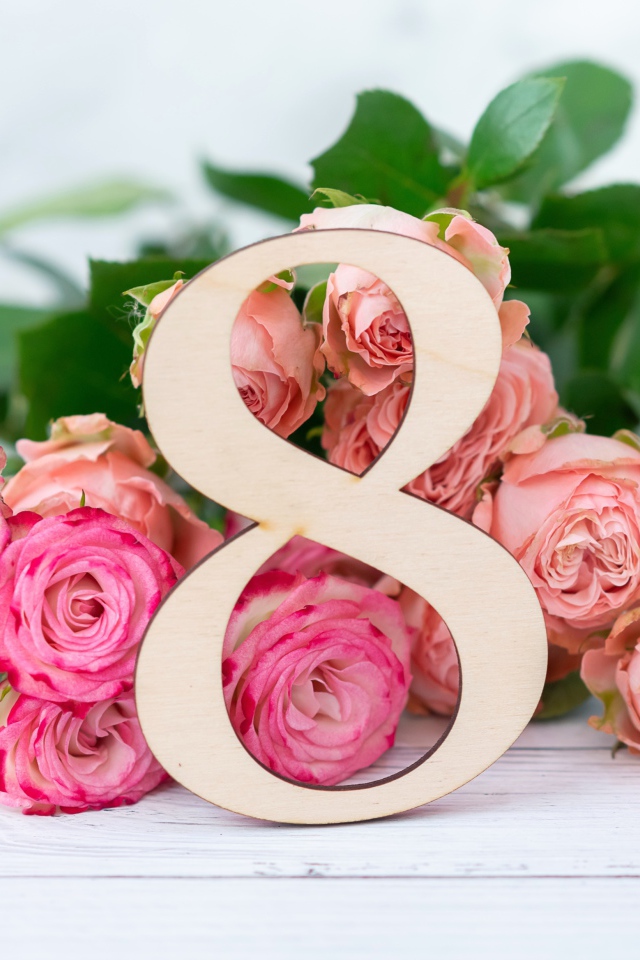 Букет роз на белом фоне на Международный женский день 8 марта