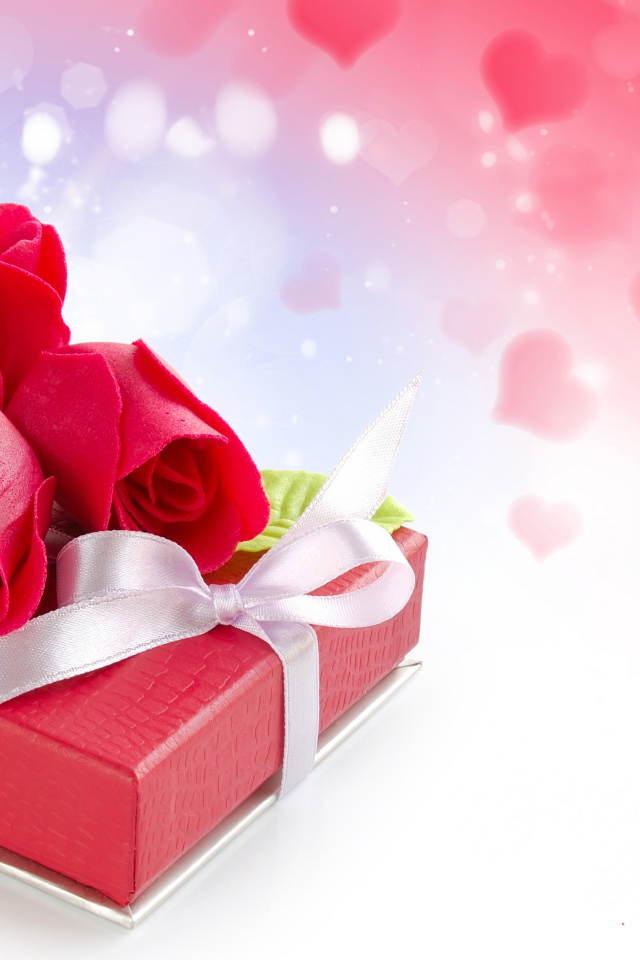 Подарок с красными розами на международный женский день