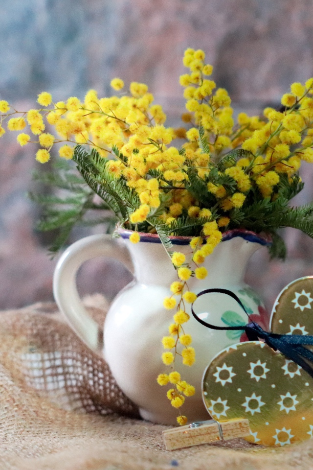 Желтые цветы мимозы и сердце для любимой на 8 марта