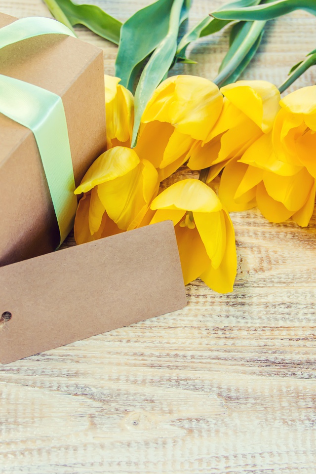Желтые тюльпаны и подарок для любимой на 8 марта