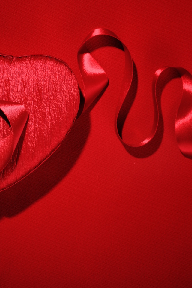 Подарок с лентой на красном фоне на День Святого Валентина 14 февраля
