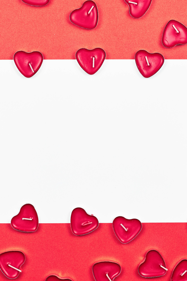 Белый лист бумаги на белом фоне со свечами, шаблон открытки на День Влюбленных