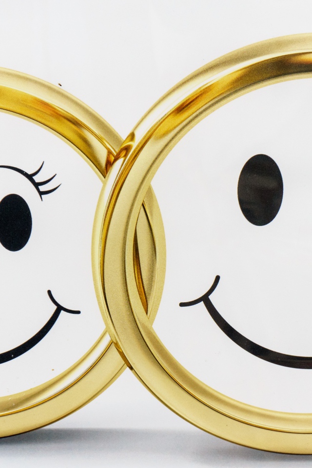 Золотые обручальные кольца на белом фоне