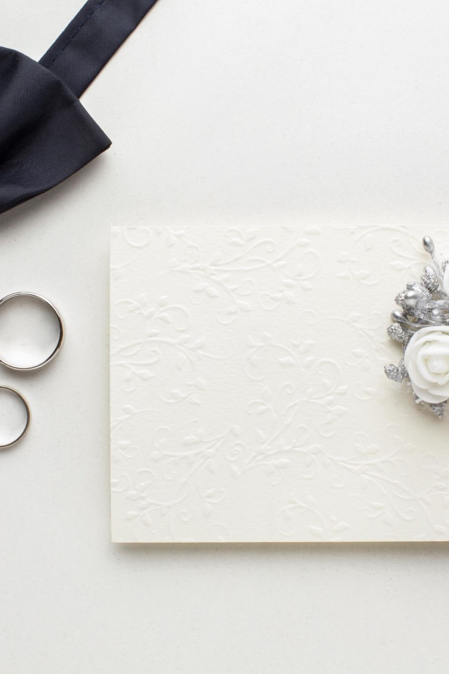 Приглашение на свадьбу, кольца и черная бабочка 