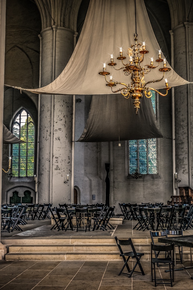 Черные столики в здании церкви