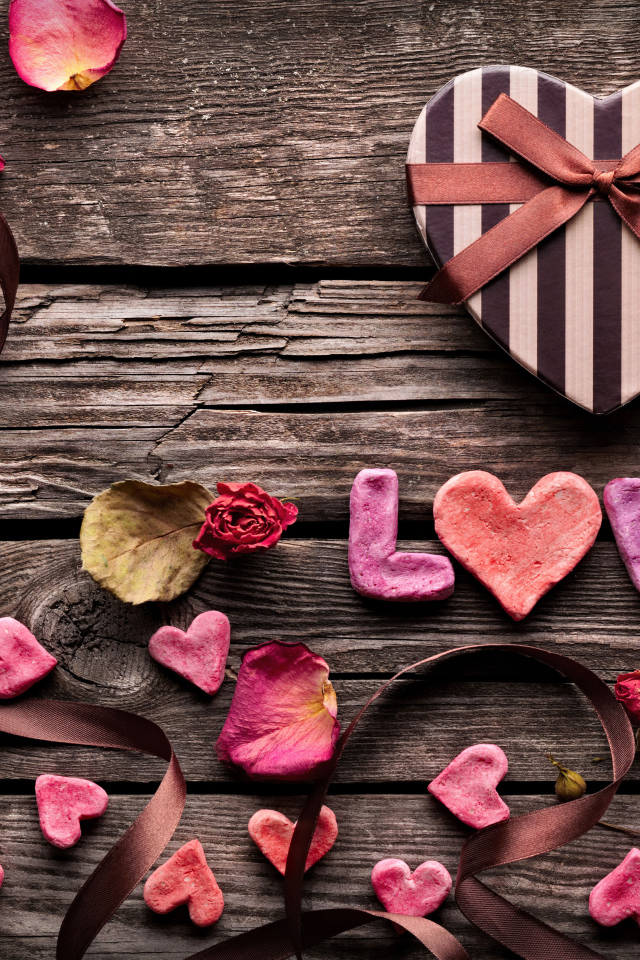 Коробка конфет, печенье и лепестки для любимой