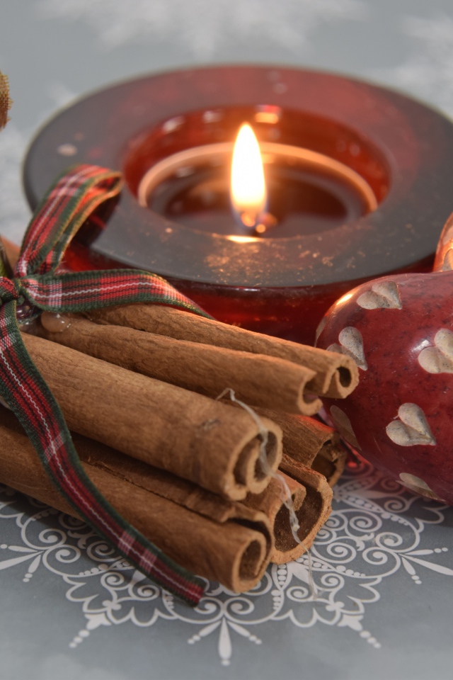 Корица, свеча и сердце на столе 