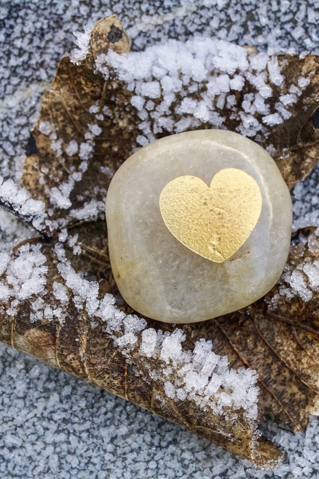 Сердце в камне на заснеженной земле