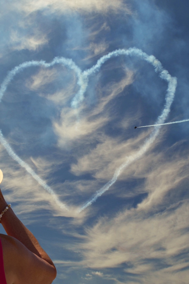 Сердце из облаков в голубом небе