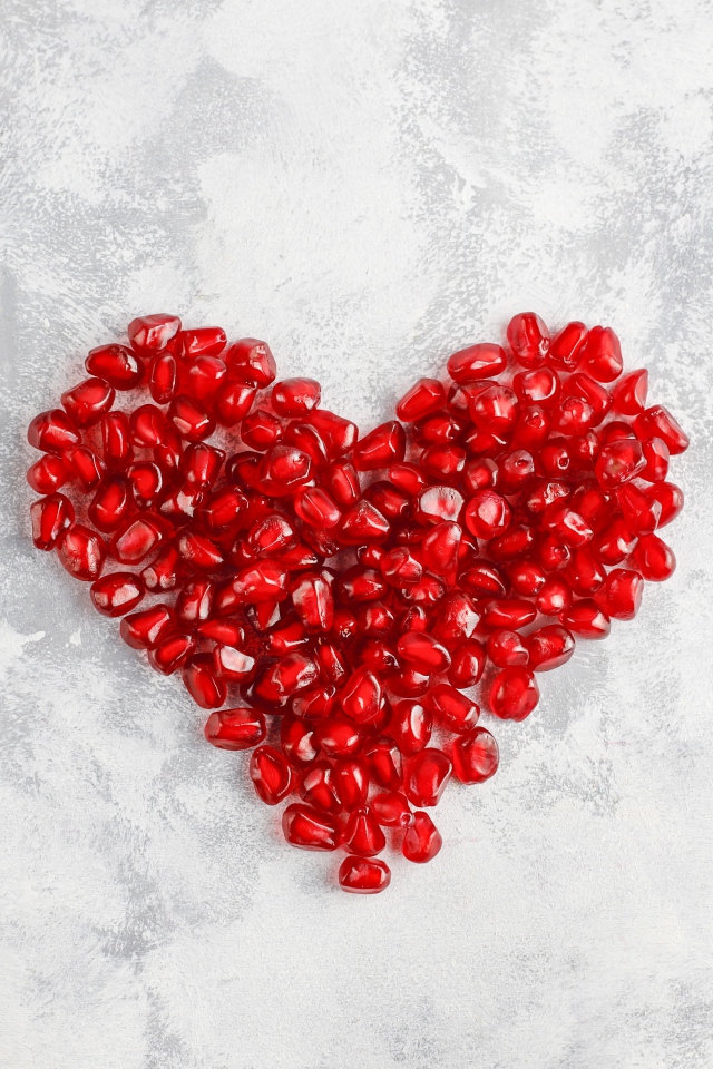 Сердце из красных зерен граната 