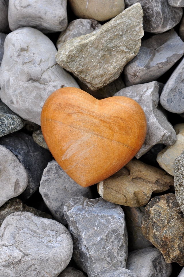 Каменное сердце лежит на камнях 