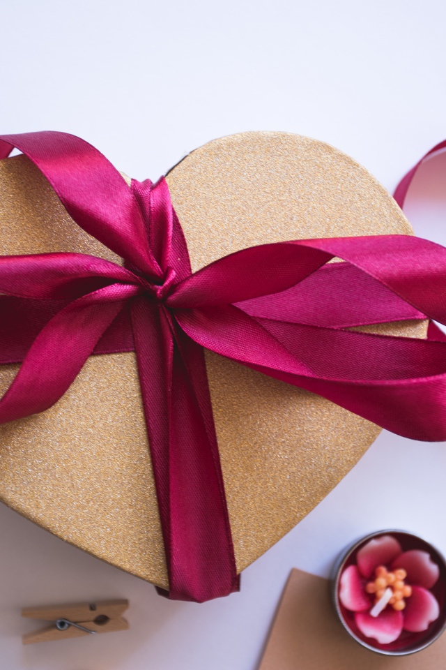 Коробка в в форме сердца с розовой лентой