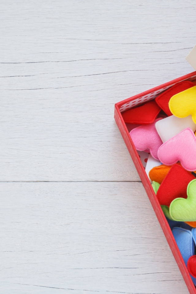 Разноцветные сердечки в коробке с бантом