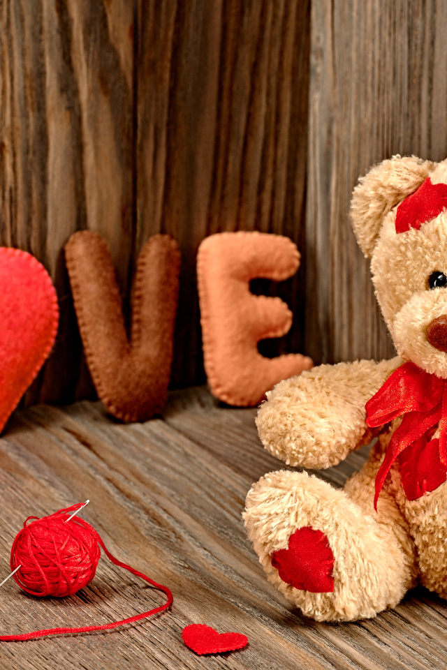 Плюшевый мишка и надпись любовь для девушки