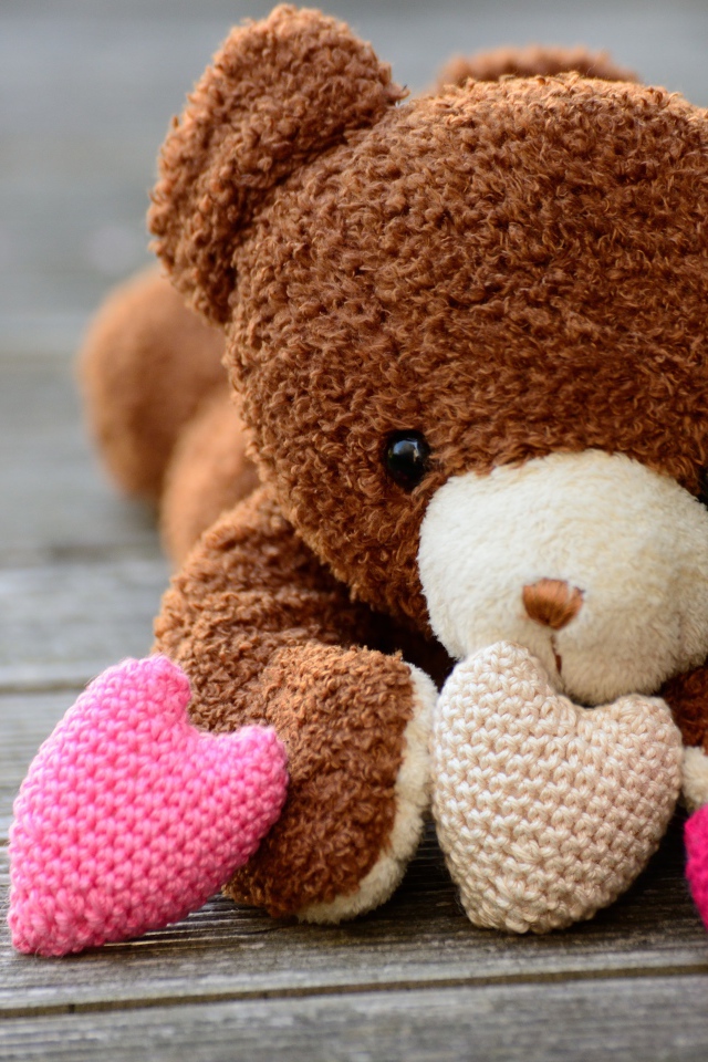 Медвежонок Тедди с вязаными сердечками 