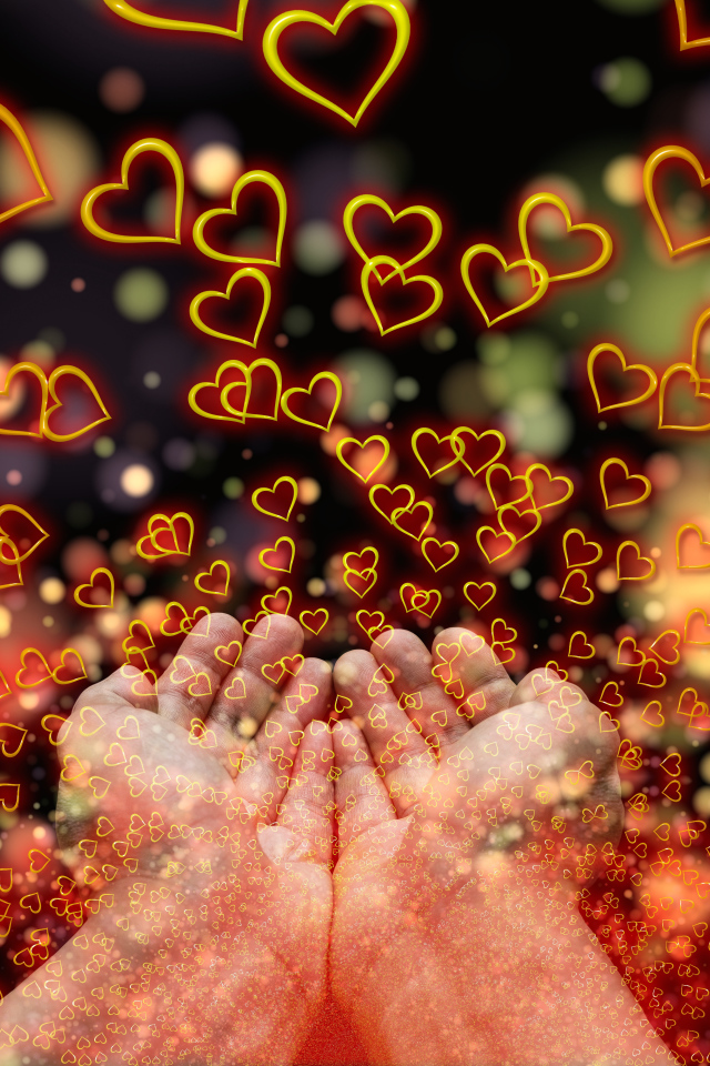 Огненные сердечки в ладонях мужчины 