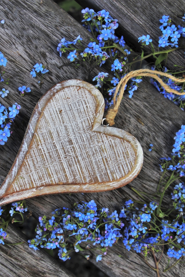 Деревянное сердце с голубыми цветами незабудки 