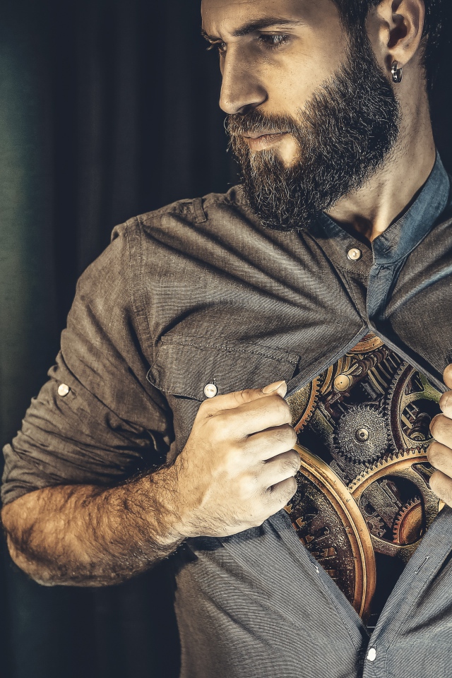 Бородатый мужчина с часовым механизмом внутри 