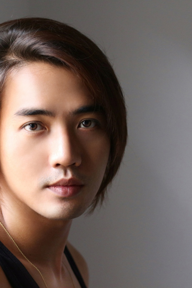 Кареглазый мужчина на сером фоне