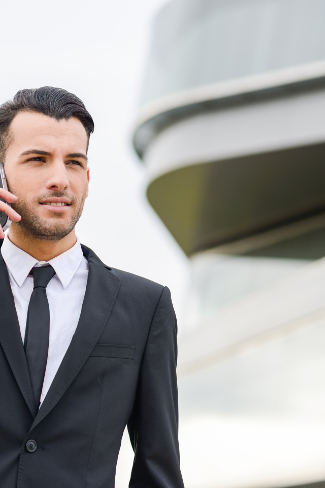 Деловой мужчина с мобильным телефоном