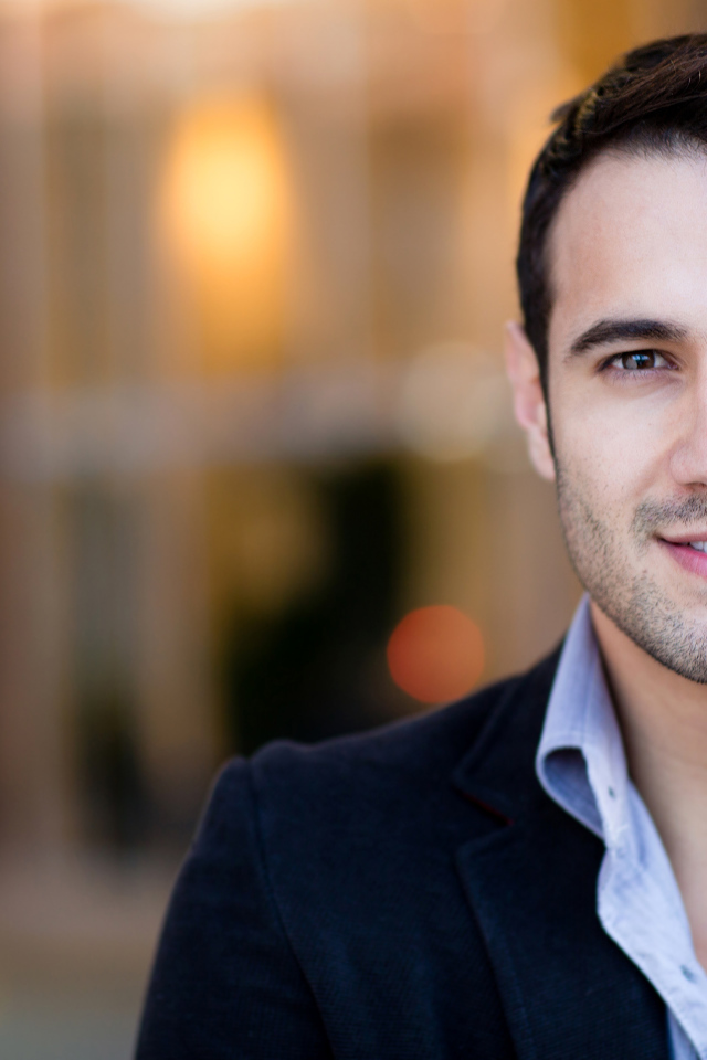 Милая улыбка на лице стильного мужчины 