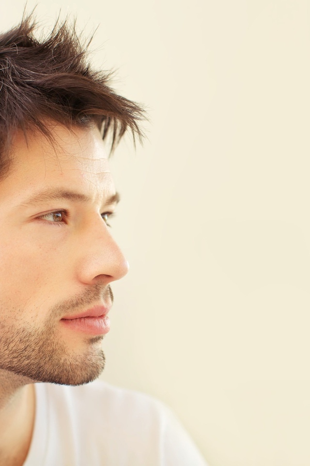 Красивый кареглазый мужчина со щетиной на лице 