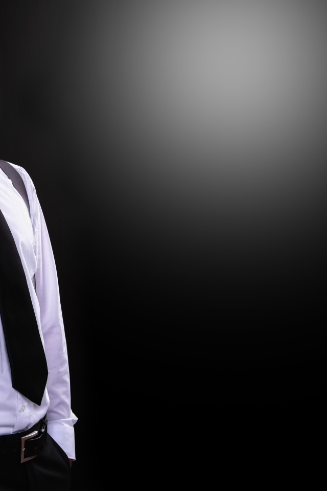 Красивый парень в белой рубашке на черном фоне 