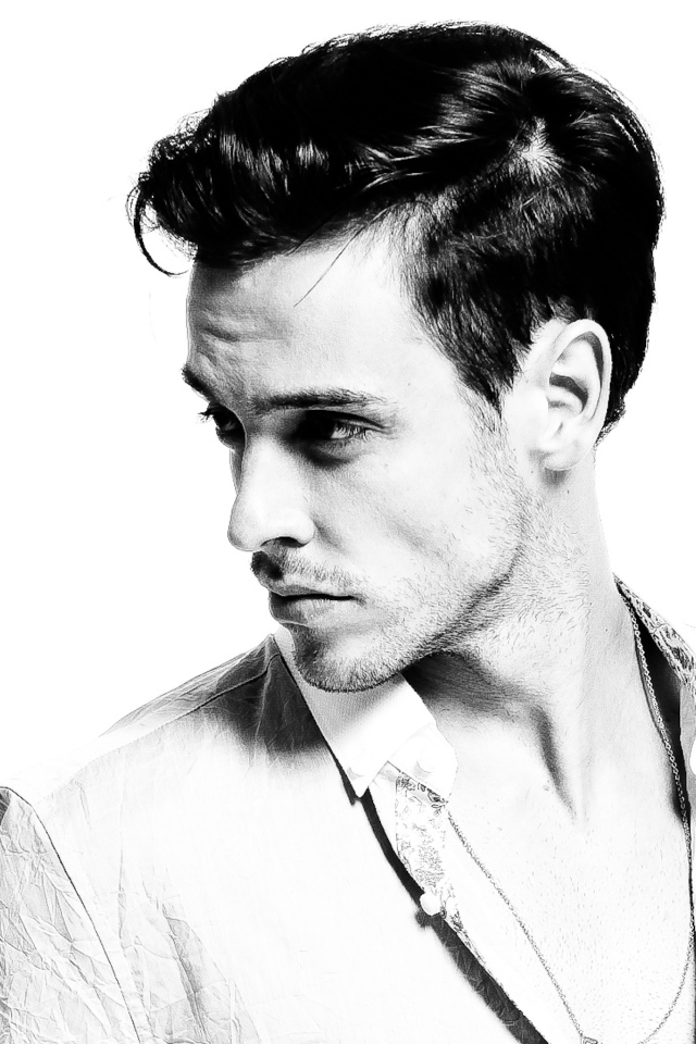 Красивый мужчина модель на белом фоне 