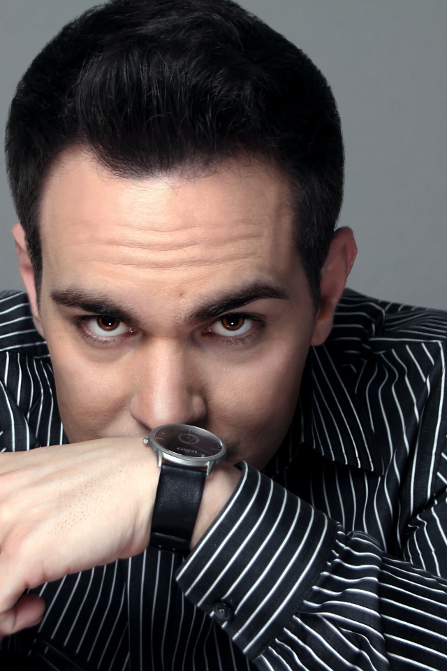 Красивый мужчина с часами на руке 