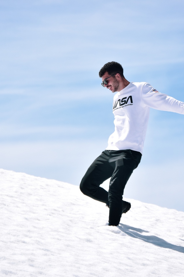 Счастливый мужчина на заснеженном склоне 