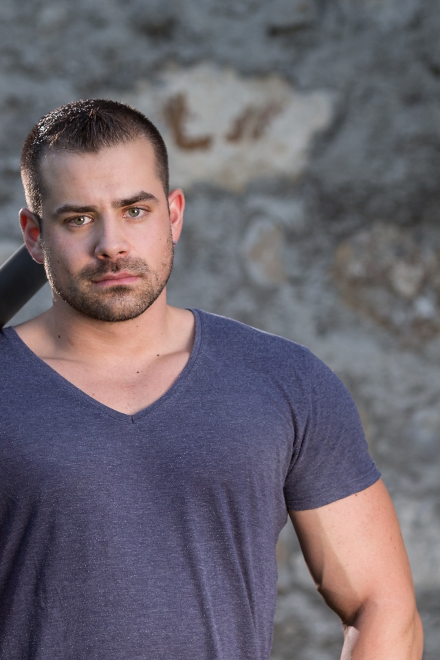 Серьезный парень с бейсбольной битой в руке 