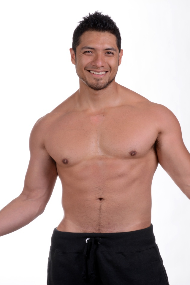 Улыбающийся накаченный мужчина на сером фоне