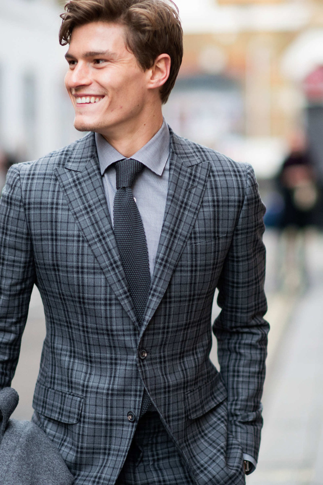 Улыбающийся молодой мужчина в костюме 