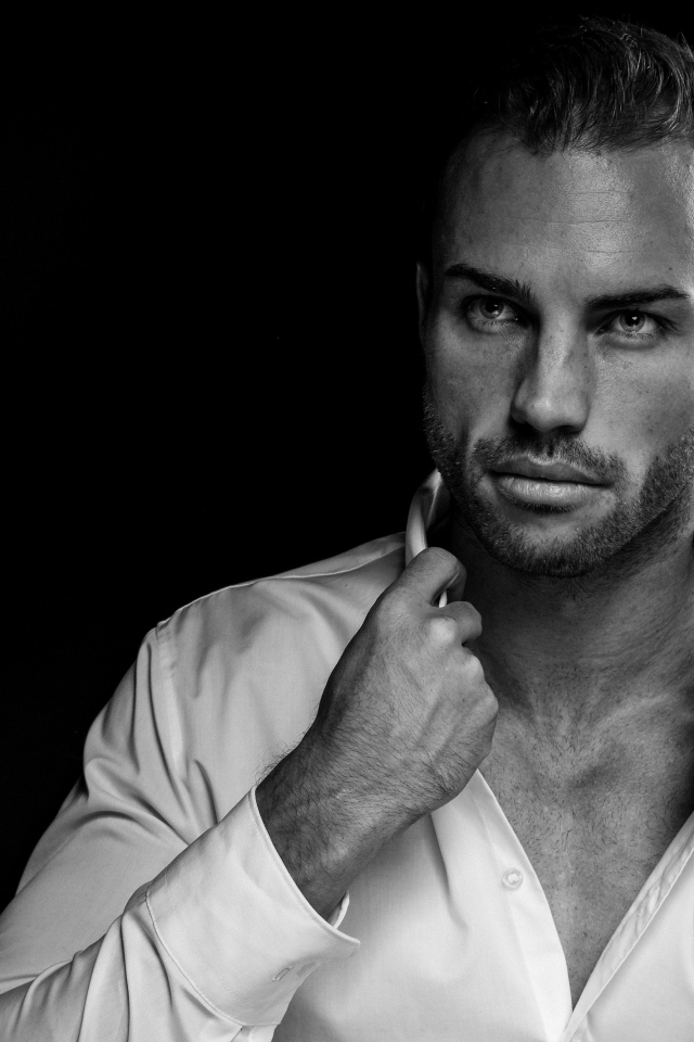 Стильный брутальный мужчина в белой рубашке 