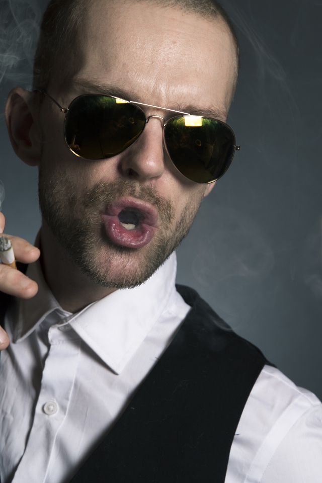 Стильный мужчина в очках с сигаретой 