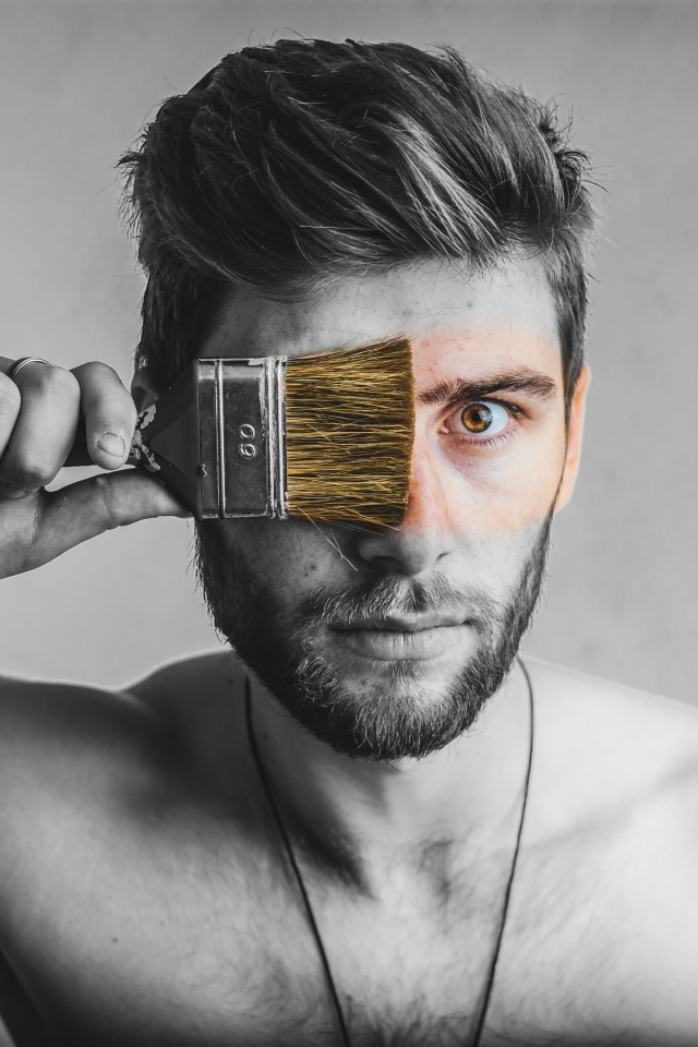 Мужчина закрыл кисточкой глаз 