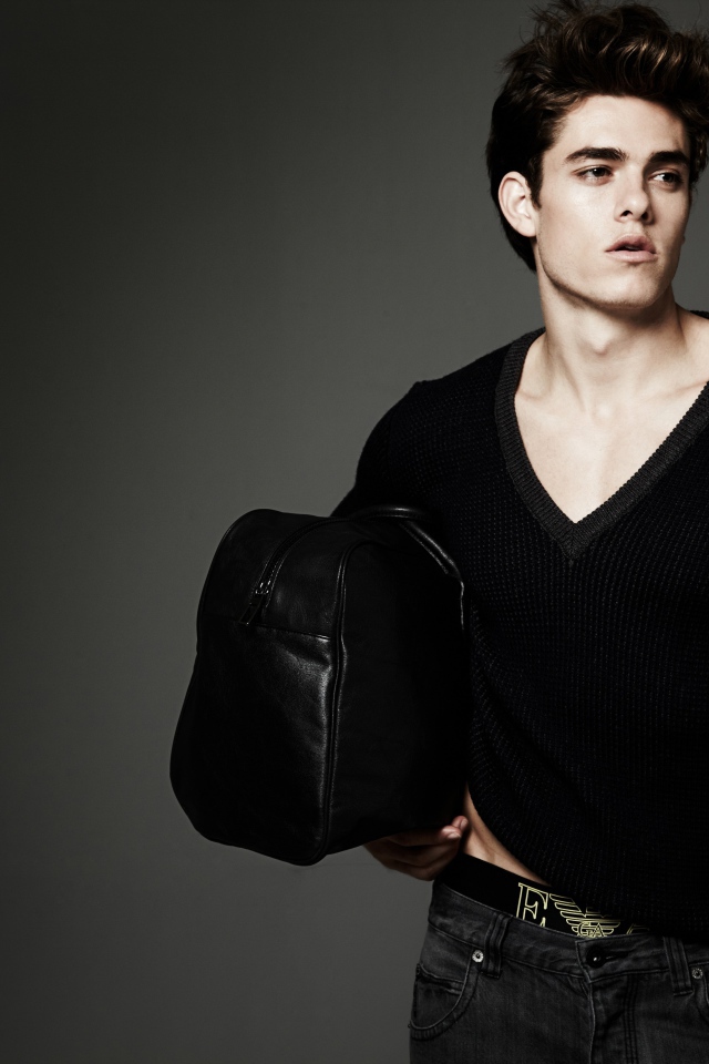 Молодой мужчина с черной сумкой в руке 