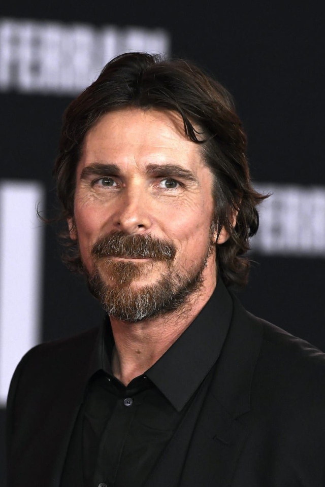 Актер Кристиан Бэйл в черном костюме