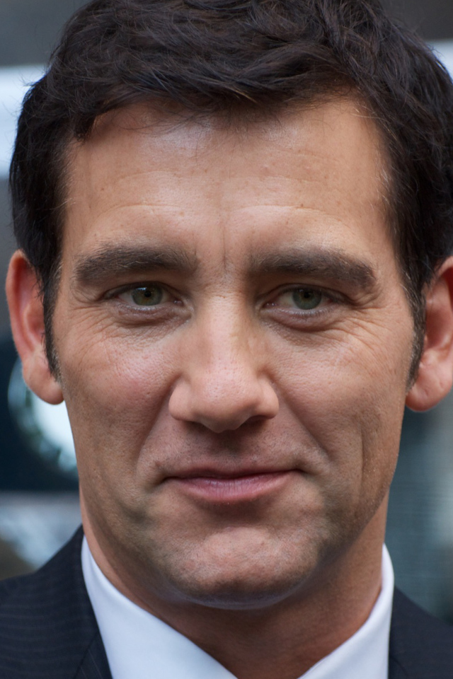 Актер Клайв Оуэн крупным планом