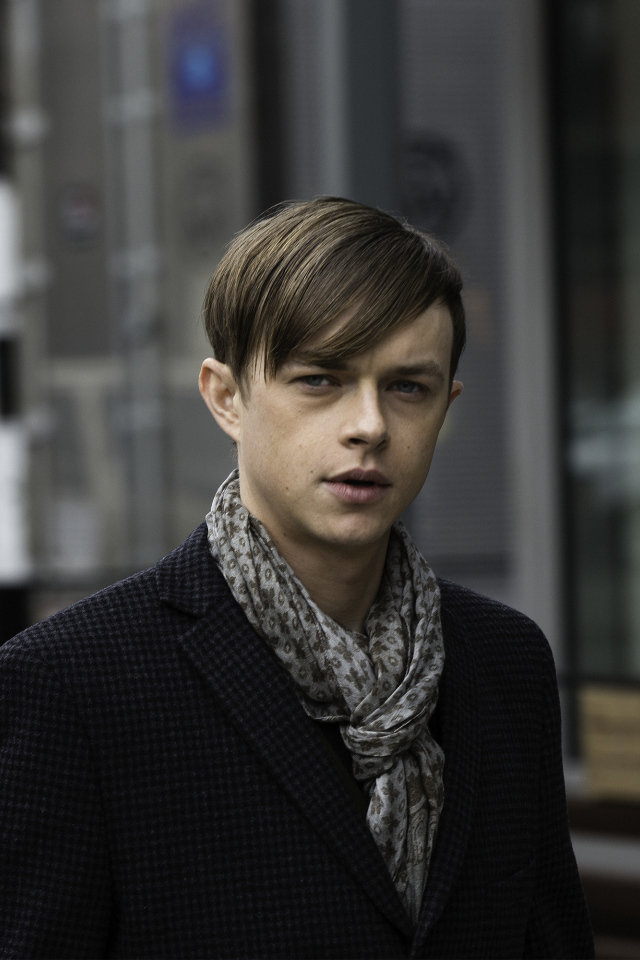 Актер Дэйн Дехаан в черном пальто